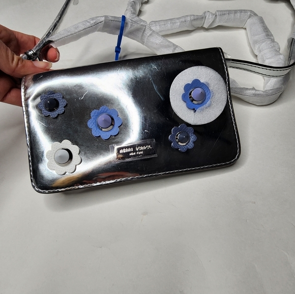 Henri Bendel Silver Floral Smartphone Wallet Purse Crossbody NWOT - Picture 9 of 11